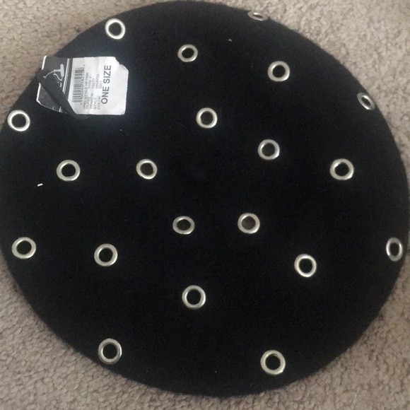 Rue21 Accessories - Rue 21 wool black beret hat 🖤